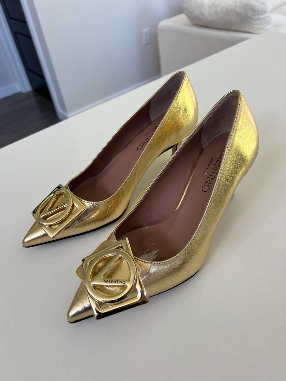 Valentino Vlogo signature metallic gold tone pointed toe leather pumps heels 7